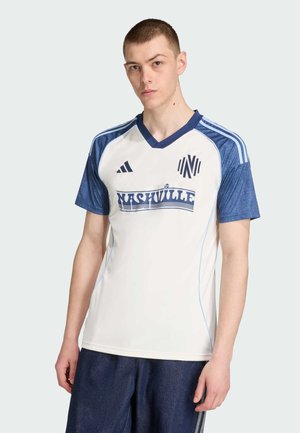 Witte sportieve jersey met blauwe accenten, V-hals, korte mouwen, met het logo "NASHVILLE" op de voorkant en een drie-strepen ontwerp op de schouders.