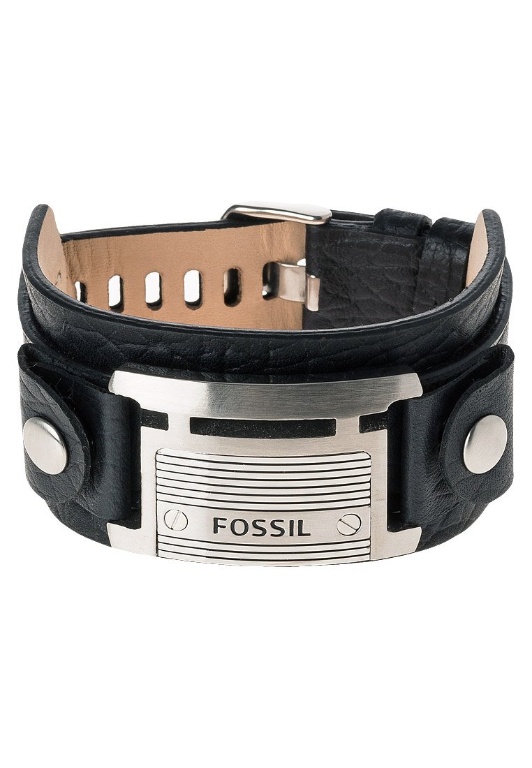 Bracelet en cuir noir Fossil avec plaque en métal argenté et boutons-pression, fermeture par boucle ajustable et doublure intérieure texturée.