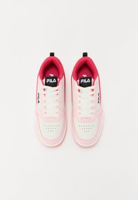 Zapatillas blancas y rosas con una parte superior sintética suave, puntera redonda, cuello acolchado y el logotipo negro de Fila en la lengüeta. Diseño de cordones.
