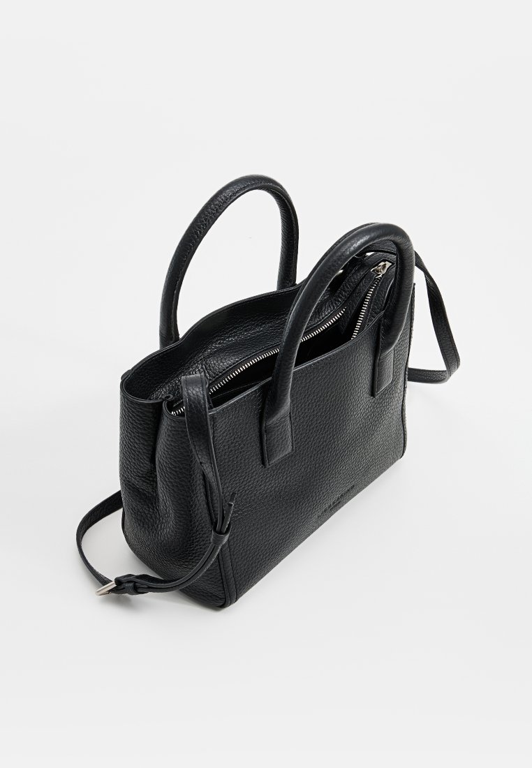 Schwarze Ledertasche mit strukturiertem Finish, doppelten Obergriffen und verstellbarem Schultergurt. Verfügt über ein mit Reißverschluss verschlossenes Hauptfach.