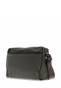 Borsa a tracolla verde scuro realizzata in nylon liscio, con tasca anteriore con zip, tracolla regolabile e dettagli in pelle marrone.