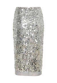 Silberner Bleistiftrock, bedeckt mit Pailletten, mit hoher Taille und Schlitz auf der Rückseite, reflektiert Licht vor weißem Hintergrund.