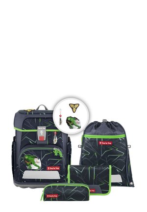 Set di zaini da scuola a quattro pezzi in blu navy con accenti verdi, caratterizzati da un tessuto testurizzato, un motivo geometrico e un portachiavi con personaggio dei cartoni animati.