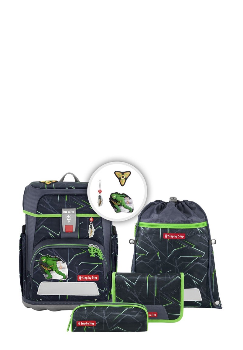 Vierteiliger Schulrucksack-Set in Navy mit grünen Akzenten, ausgestattet mit einem strukturierten Stoff, geometrischem Muster und einem Schlüsselanhänger mit Cartoonfigur.