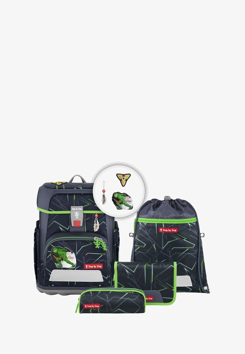 Set di zaini da scuola a quattro pezzi in blu navy con accenti verdi, caratterizzati da un tessuto testurizzato, un motivo geometrico e un portachiavi con personaggio dei cartoni animati.