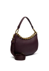 Borsa a tracolla in pelle borgogna scuro con superficie testurizzata, dettagli in catena dorata e tracolla removibile con logo del marchio in colore coordinato.