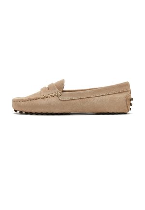 Beige suède herenloafer met gestikte neus, lage hak en rubberen zool met noppen, zij-aanzicht op een witte achtergrond.