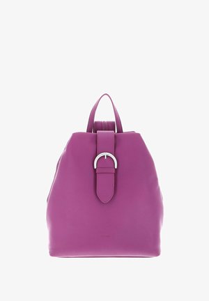 Sac à dos en cuir violet avec une forme arrondie, doté d'une sangle de boucle centrale et d'une poignée supérieure. Texture lisse, design minimaliste.