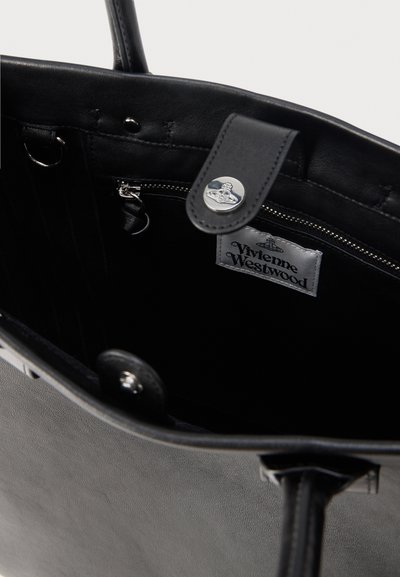 Fekete bőrtáska sima textúrával, ezüst színű fém cipzáras zsebbel és bels�ő logócímkével.