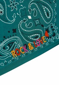 Bandana color teal con patrón de cachemira blanco; tiene texto bordado "ROCK & LOVE" en puntadas multicolor. Textura suave, forma cuadrada.