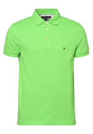 Jasnozielona koszulka polo z krótkim rękawem, kołnierzykiem, trzema białymi guzikami oraz małym logo Tommy Hilfiger na lewej piersi.