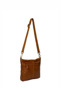 Borsa a tracolla in pelle marrone con tracolla regolabile, dotata di una tasca frontale con cerniera e superficie testurizzata. Forma quadrata con cuciture rinforzate.