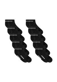 Schwarze Baumwollsocken, die in zwei Gruppen angeordnet sind. Jede Socke weist nahe der Oberkante weiße Markentexte auf. Glatte Textur und Knöchellänge.