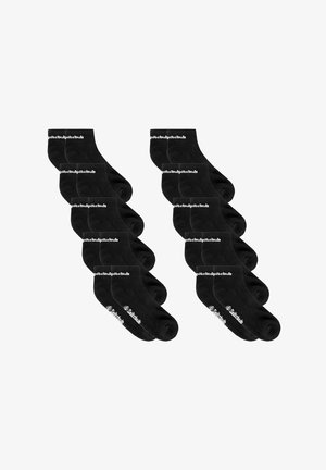 Schwarze Baumwollsocken, die in zwei Gruppen angeordnet sind. Jede Socke weist nahe der Oberkante weiße Markentexte auf. Glatte Textur und Knöchellänge.