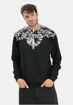 Felpa nera con un design grafico di serpenti intrecciati in grigio e bianco sulla parte superiore frontale. Maniche lunghe e polsini a costine.