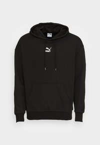 Felpa nera con cappuccio e tasca a marsupio, realizzata in tessuto morbido; presenta un logo Puma bianco sul petto e un cordino per la regolazione del cappuccio.