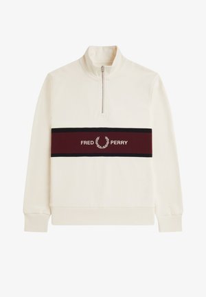 Pullover bianco a maniche lunghe con collo alto, mezza zip e una striscia orizzontale color bordeaux con il testo "Fred Perry" e il logo della corona d'alloro sul petto.
