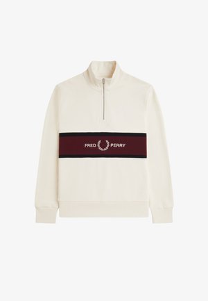 Sudadera blanca de manga larga con cuello alto, media cremallera y una franja horizontal granate con el texto "Fred Perry" y el logo de laurel en el pecho.