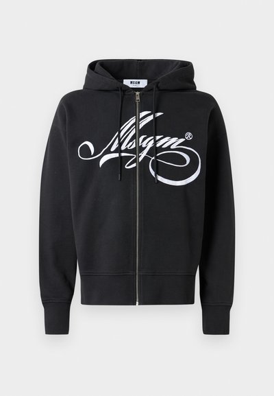 Schwarze Zip-Hoodie mit weißem, geschwungenem Logo auf der Brust, Kordeln, langen Ärmeln sowie gerippten Bündchen und Saum.