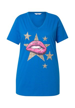 Niebieska koszulka w serek z bawełny. Posiada dużą różową grafikę ust umieszczoną na centralnym wzorze gwiazdy z akcentami w leoparda i złotymi gwiazdami.