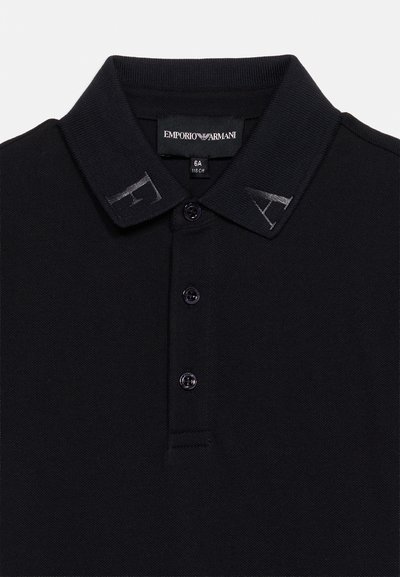 Μαύρο polo Emporio Armani με τρία μαύρα κουμπιά και λαμπερά ασημένια γράμματα "E" και "A" στις άκρες του γιακά.