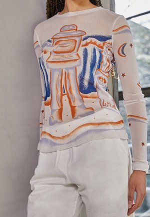 Langärmeliges Oberteil mit abstrakter Illustration einer Figur mit Hut, umgeben von Sternen, Halbmond und wellenförmigen Mustern in Orange, Blau und Weiß.