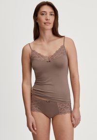 Camisola marrone con pizzo sul bordo e spalline regolabili, abbinata a slip con dettagli in pizzo. Texture liscia, design aderente.