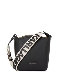 Svart lær crossbody-veske med en strukturert form. Har en kontrastfarget kremfarget stropp med "KARL LAGERFELD" i svart skrift.