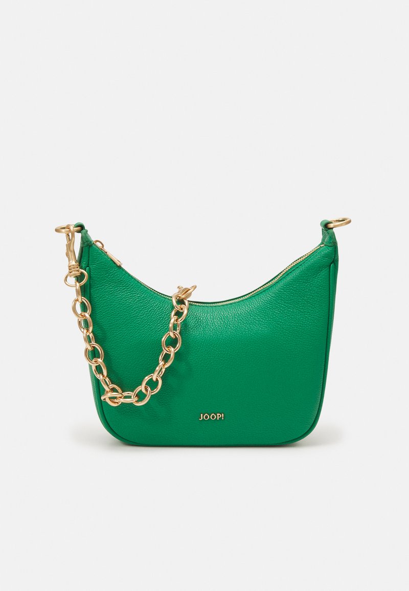 Borsa a tracolla verde in pelle con manico a catena dorata, design curvo, chiusura con zip e dettaglio logo frontale.