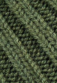 Tessuto lavorato a maglia di colore verde scuro con un pattern diagonale testurizzato. La superficie è pelosa e presenta delle fibre sparse visibili, che indicano calore e spessore.