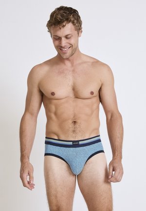Männer-Briefs im blauen und dunkelblauen Streifenmuster mit einem weichen Gummibund, der in hellgrünen Akzenten gehalten ist. Der Stoff wirkt glatt und körperbetont.