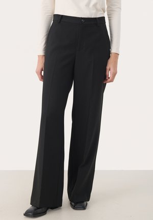 Pantalons noirs à jambes larges avec une texture lisse, dotés d'une fermeture à bouton sur le devant et de plis pressés pour un look soigné.