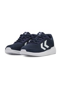 Un paio di scarpe da ginnastica atletiche blu navy con loghi a chevron bianchi sui lati e suole bianche spesse, mostrato da un'angolazione anteriore sinistra.