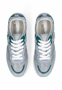 Paire de baskets bleu clair et bleu sarcelle avec des lacets blancs, des détails en mesh et en daim, vues de dessus sur un fond blanc.