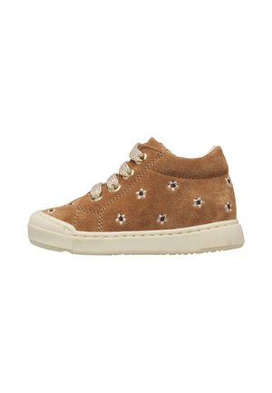Sneaker in camoscio marrone per bambino con occhielli dorati, lacci crema, motivi a stelle ricamati e suola in gomma bianca.
