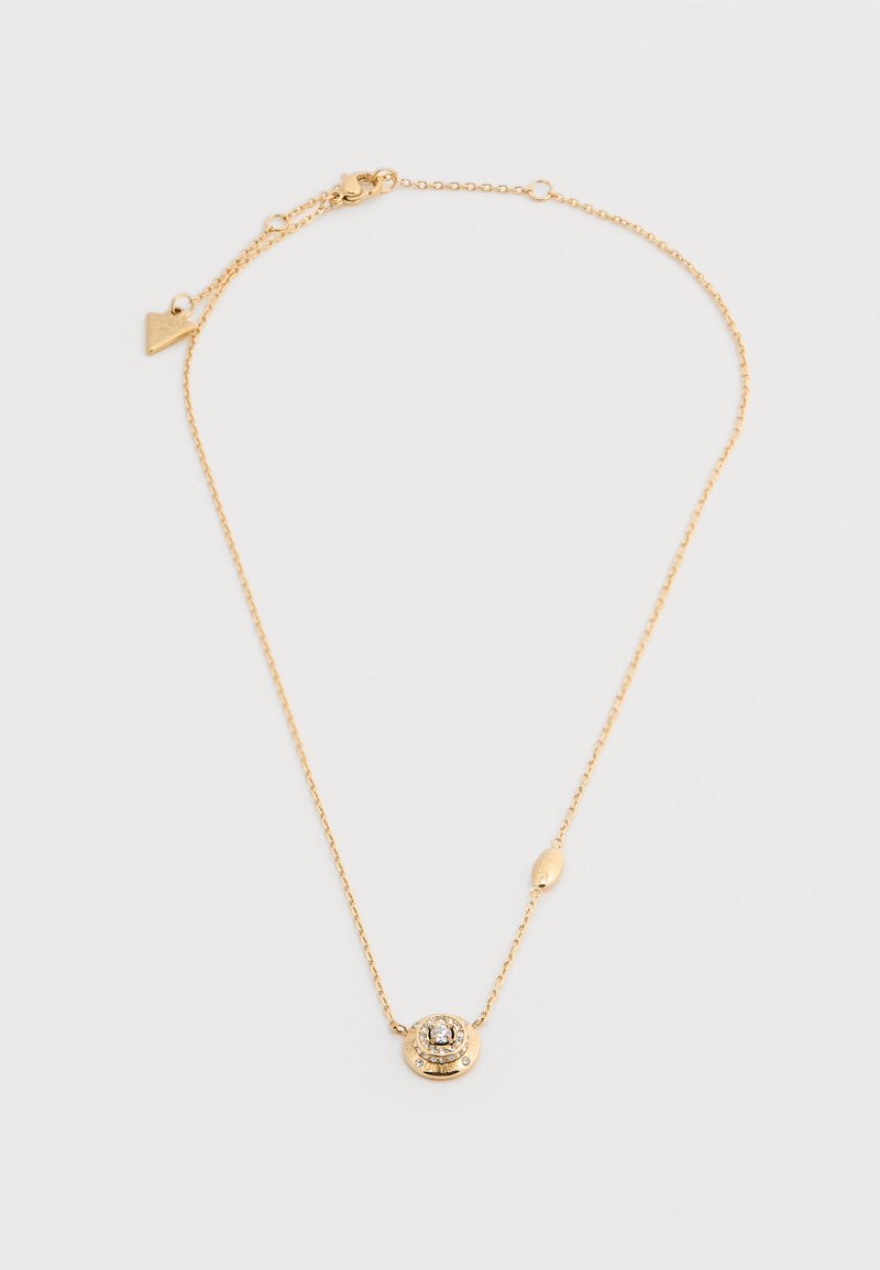 Delikatny złoty łańcuszek z małą okrągłą zawieszką, na której znajduje się centralny przezroczysty kamień szlachetny otoczony mniejszymi kamieniami.