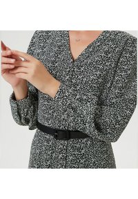 Smart and Joy À ENCOLURE V, IMPRIMÉ FLEUR ET CEINTURE AJOUTÉE - Robe de jour - noir