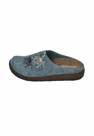 Filzslipper in Blau mit gesticktem Blumenmuster in Schwarz und Creme. Runde Zehenpartie und strukturierte braune Gummisohle. Offenes Rückendesign.