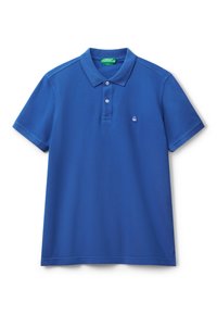 Polo azul de algodón, con un collar clásico, tres botones, mangas cortas y un pequeño logotipo bordado en el pecho.
