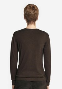 Brauner langärmeliger Pullover aus weichem Strickmaterial, mit Rundhalsausschnitt, geripptem Saum und glatter Textur. Rückansicht sichtbar.