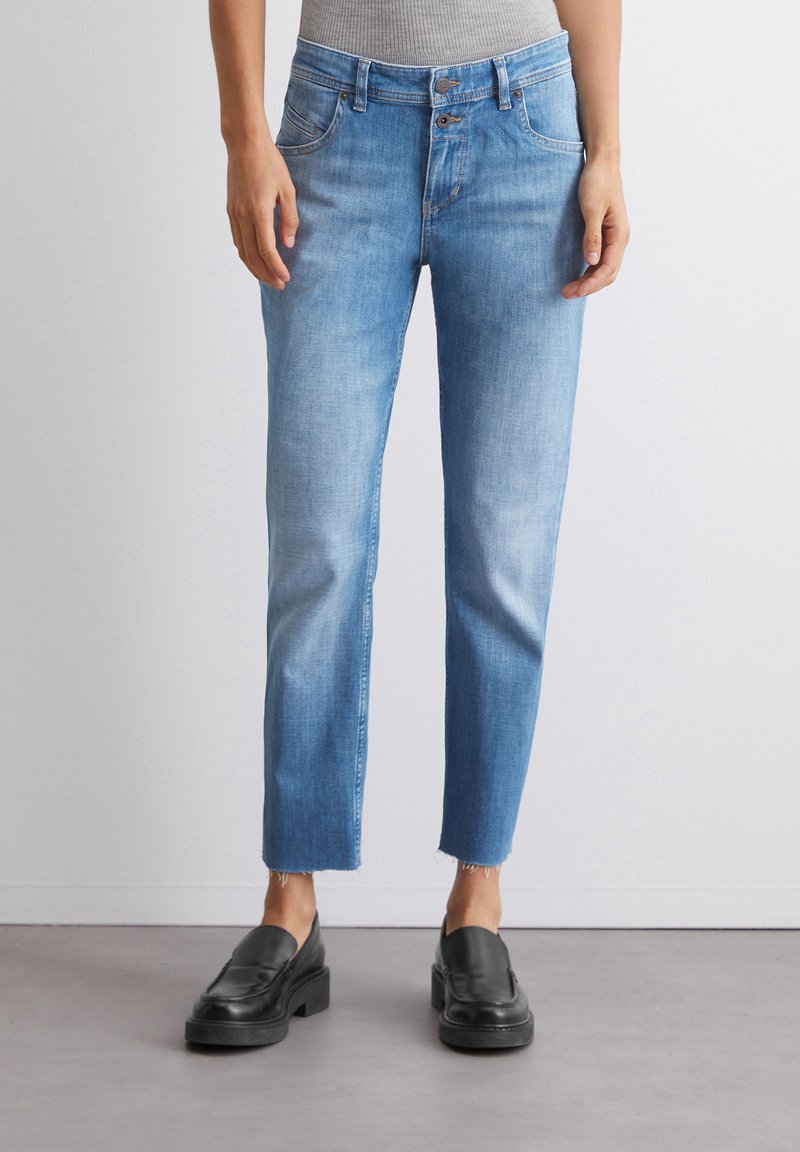 Helle blaue Denim-Jeans mit geradem Schnitt und leichtem Ausfransen am Saum, ausgestattet mit einem klassischen Fünf-Taschen-Design und einem Zwei-Knopf-Verschluss.