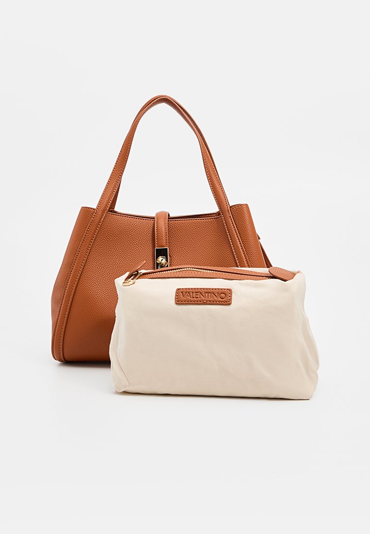 Sac à main en cuir marron texturé avec des poignées supérieures et une pochette en tissu beige doux avec une fermeture éclair et une étiquette Valentino sur le devant.