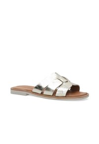 Metallisch silberne Riemchensandalen mit drei breiten Riemen, offenem Zehenbereich und einer braunen Ledersohle auf einer hellen Laufsohle.