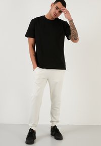 Buratti REGULAR FIT - Paprasti marškinėliai - black
