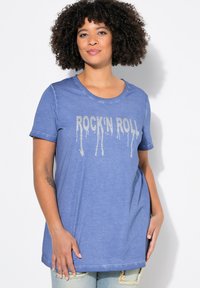 Modrý bavlněný tričko s krátkým rukávem, kulatým výstřihem a metalickým nápisem "ROCK' N ROLL". Hladká textura s volným střihem.