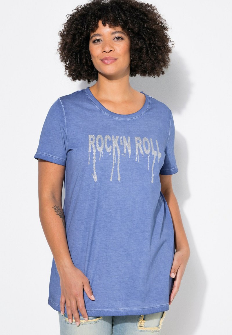 Modrý bavlněný tričko s krátkým rukávem, kulatým výstřihem a metalickým nápisem "ROCK' N ROLL". Hladká textura s volným střihem.