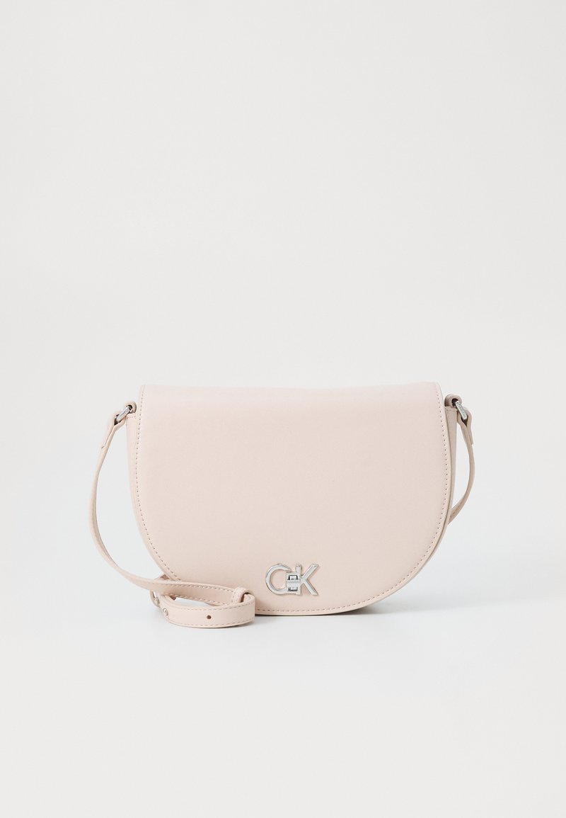 Borsa a tracolla in finta pelle rosa chiaro con pattina arrotondata, accentata da un logo argento e una tracolla regolabile. Texture liscia e design minimalista.