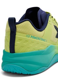 Jasnożółty i turkusowy but sportowy z teksturowaną cholewką, wyściełanym kołnierzem oraz subtelnym oznaczeniem "HB POWERSTRIKE" na pięcie.