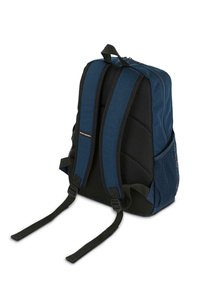 Mochila azul marino con correas de malla acolchadas, un compartimento principal con cremallera y bolsillos laterales de malla para almacenamiento adicional.