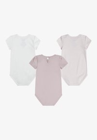 Tri bebe bodi: jedan bijeli, jedan svijetloplav s otvorom na leđima i jedan svijetloplav prugasti. Svi imaju kratke rukave i mekani su materijal.